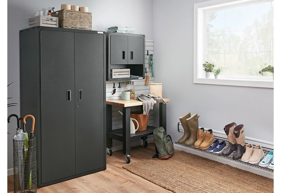 Dvě police na obuv umístěné na nástěnné kolejnici.