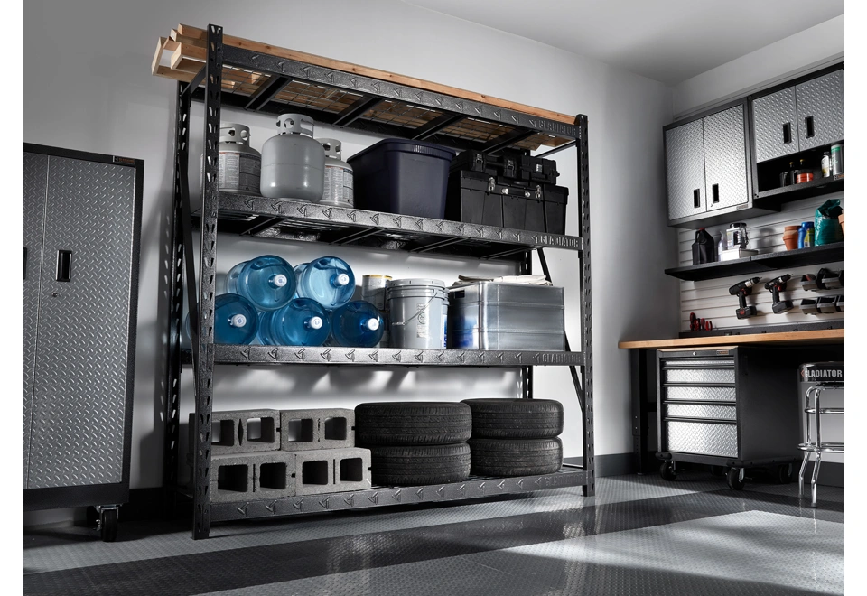 Plně využití kovový regál se čtyřmi policemi ve vybavené garáži.