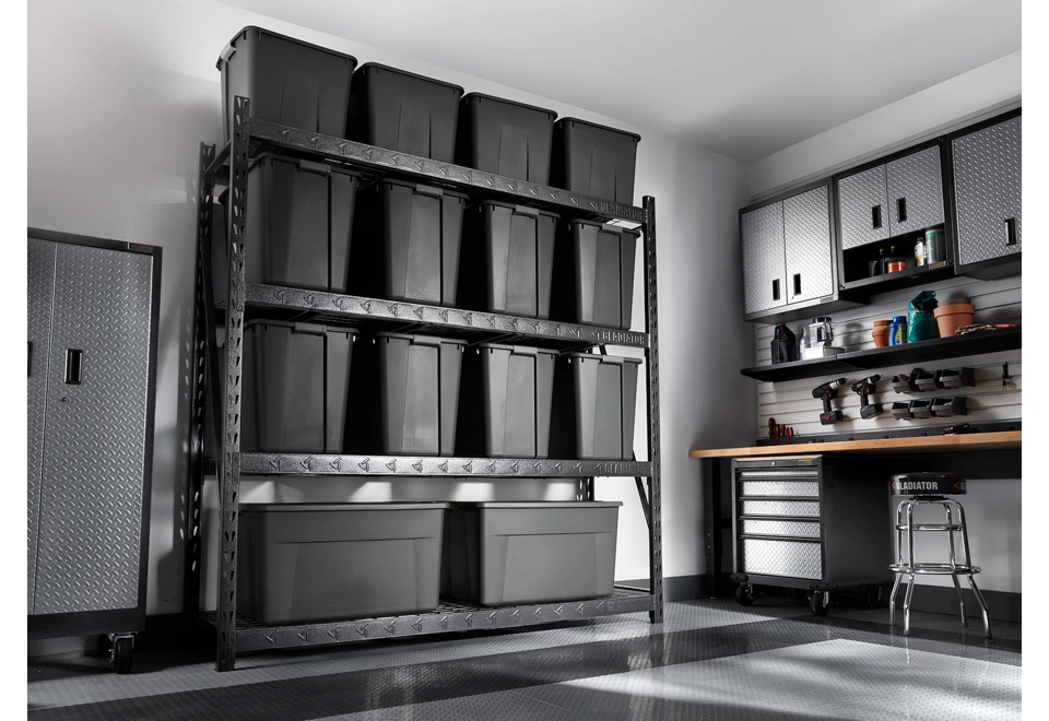 Policový kovový regál pro přehledné uskladnění těžkých boxů.