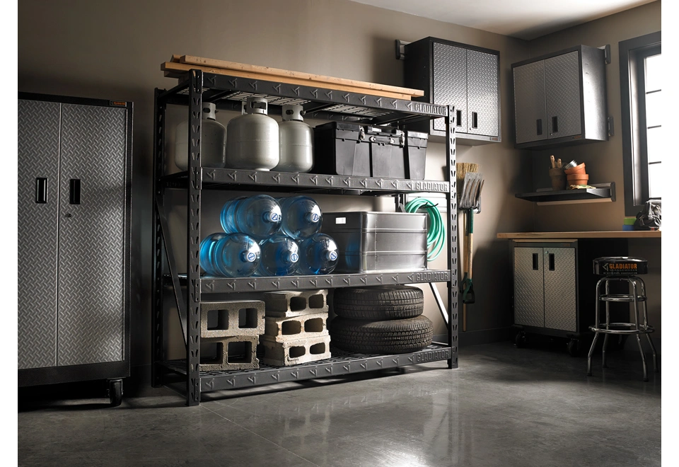 Kovový regál se čtyřmi mřížkovanými policemi a vysokou nosností do garáže.