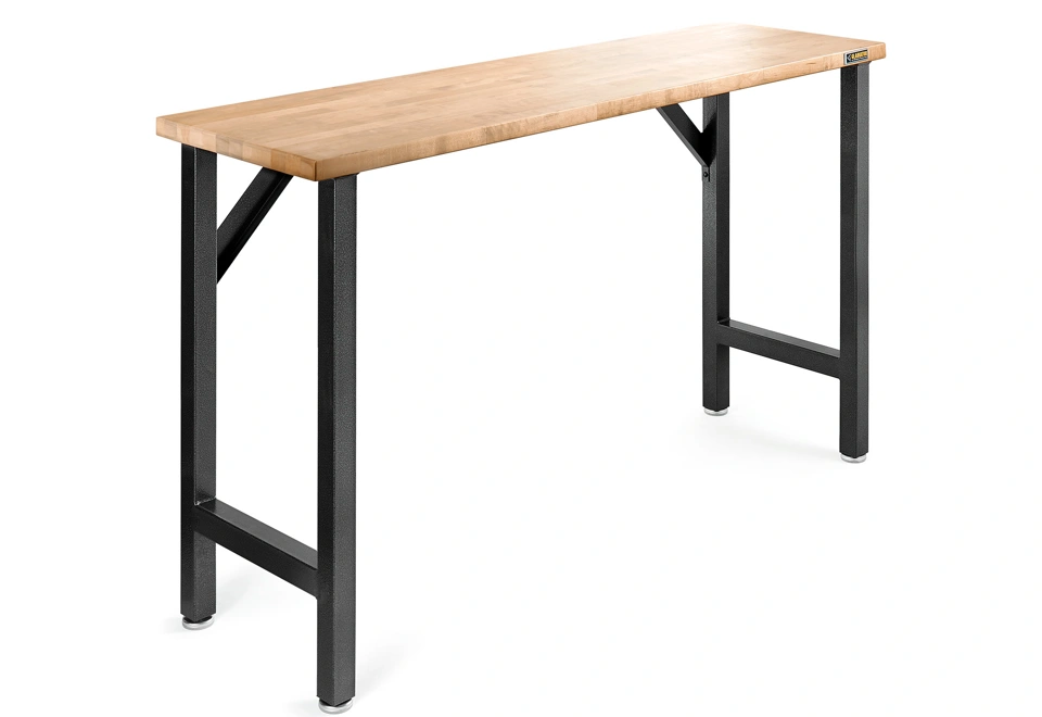 Dílenský stůl s deskou 3,8 cm z masivního dřeva, vyrovnávací nohy vysoké 98 cm.