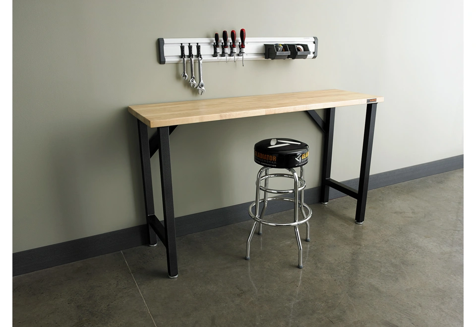 Dílenský stůl s deskou z masivu 169 cm a ocelové vyrovnávací nohy.