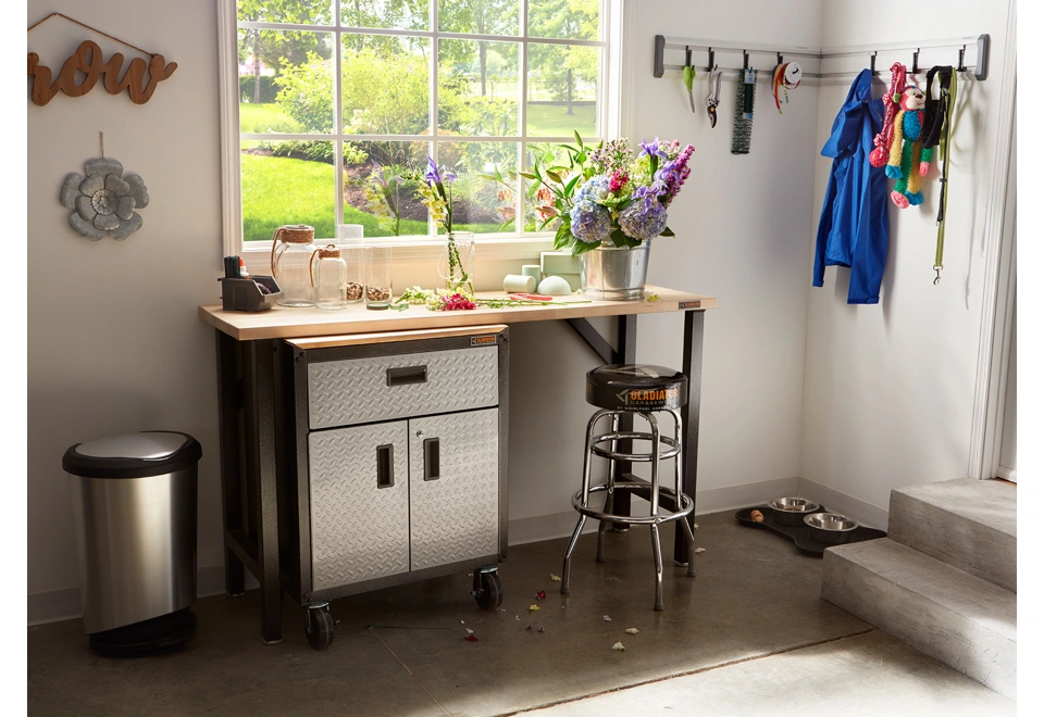 Dílenský stůl s deskou z masivního dřeva, vyrovnávací nohy a vysoká nosnost.