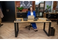 pracovní stůl s dubovou deskou a černými kovovými nohami