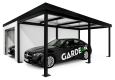 Pravý přístřešek montované garáže 4 x 6 m s bílou omítkou a atikou v černé barvě.