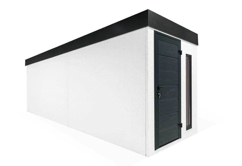 Zahradní domek 1,9 x 6,5 m se světlíkem, zateplenými dveřmi, bílou omítkou, antracitovými doplňky a zateplenou střechou.