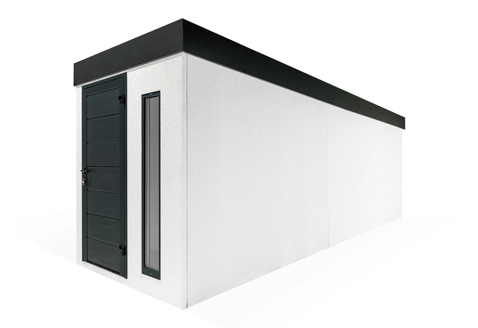 Profil zahradního domku 1,9 x 6,5 m se světlíkem, zateplenými dveřmi, bílou omítkou, antracitovými doplňky a zateplenou střechou.