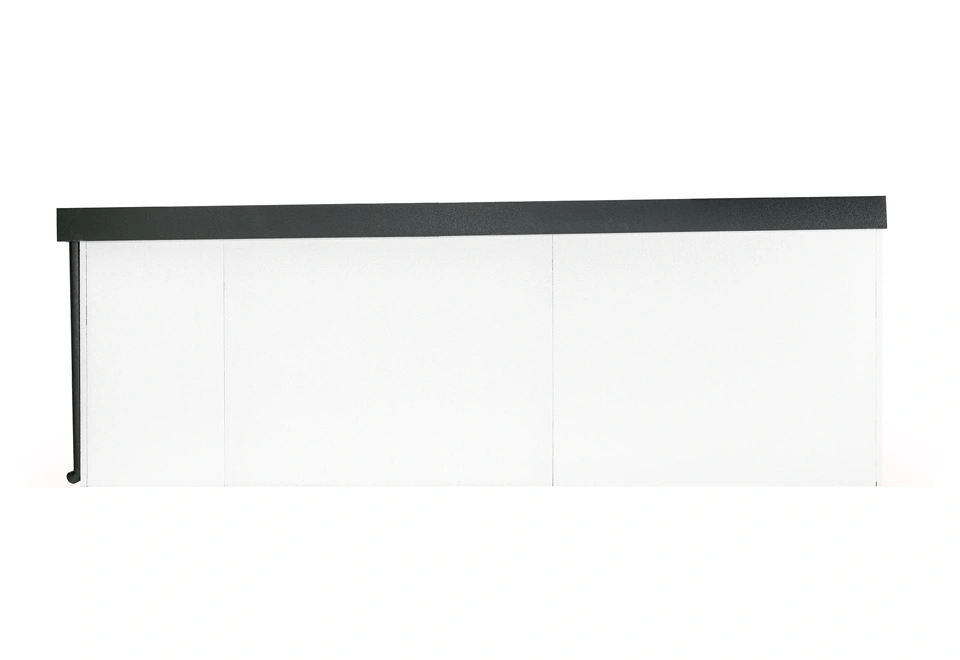 Stěna s bílou omítkou zahradního domku 1,9 x 6,5 m se zateplenou střechou a okapem.