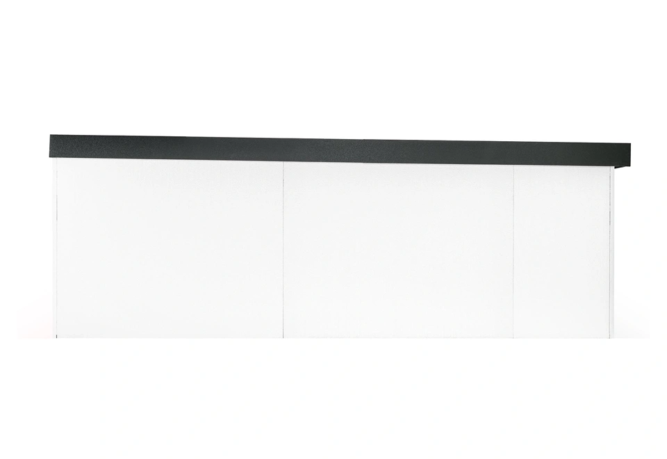 Stěna s bílou omítkou zahradního domku 1,9 x 6,5 m se zateplenou střechou.