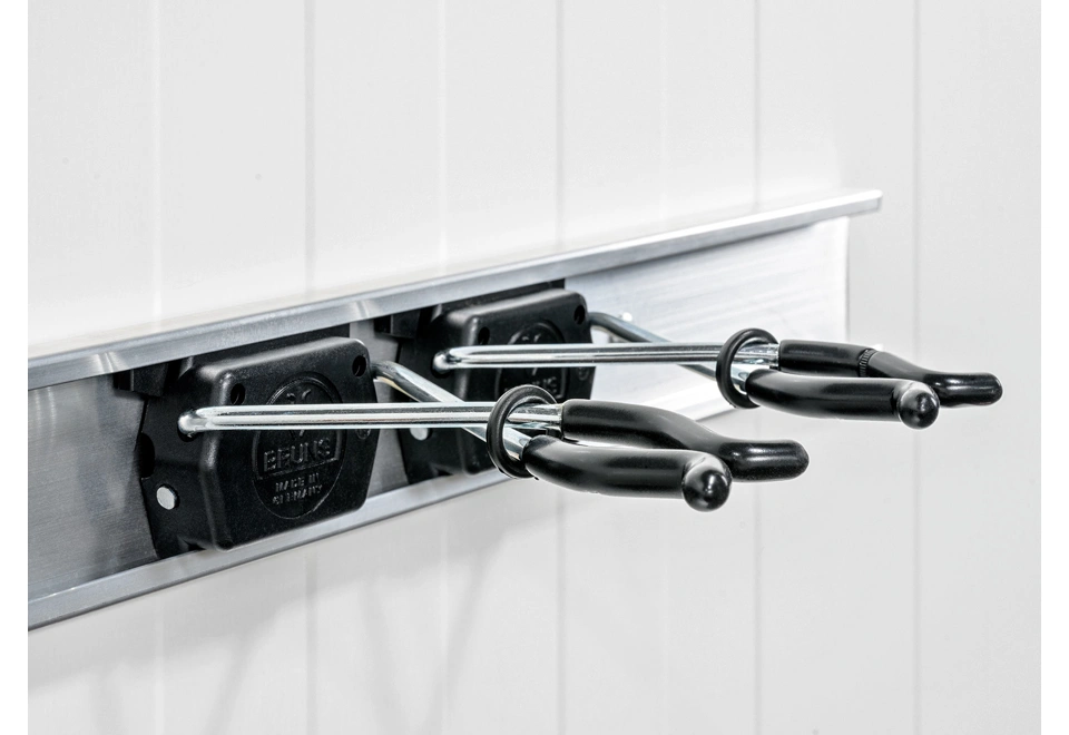 Sada držáků pro závěsný systém Bruns na stěně zahradního domku GARDEON®.