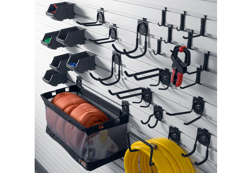 Základní sada háků a boxů zavěšená na stěně.