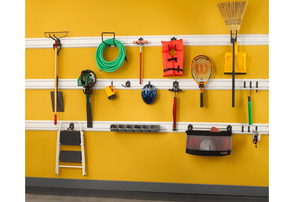 Startovací sada háků, boxů a košů zavěšených na zdi.