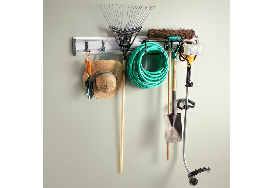 Závěsný systém pro zahradu a trávník se čtyřmi pevnými háky a dvěma lehkými háky na hliníkové nástěnné kolejnici.
