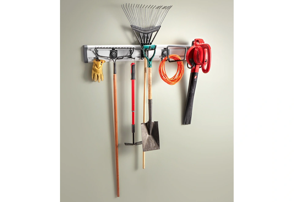Závěsný systém pro zahradní náčiní se čtyřmi pevnými háky a dvěma lehkými háky na hliníkové nástěnné kolejnici. systém s háky.