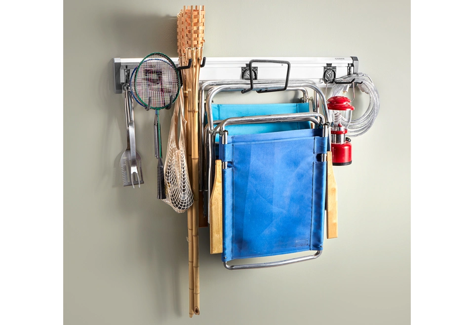 Závěsný systém pro letní vybavení se čtyřmi pevnými háky a dvěma lehkými háky na hliníkové nástěnné kolejnici.